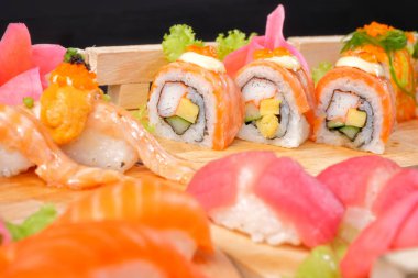 Japon mutfağı - suşi Roll ahşap plaka siyah arka plan üzerinde