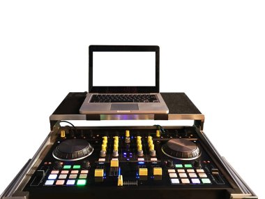 Bir mikser ve turntable makinede DJ vinil beyaz bac üzerinde