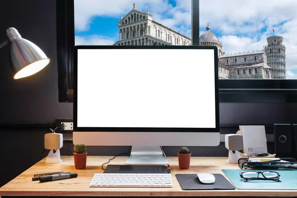 Espaço de trabalho do designer gráfico com um tablet caneta, um computador e w — Fotografia de Stock