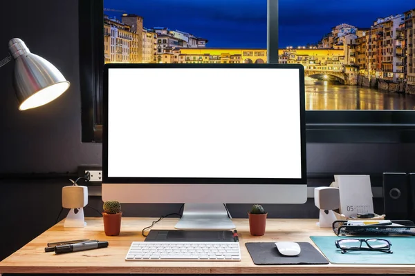 Espaço de trabalho do designer gráfico com um tablet caneta, um computador e w — Fotografia de Stock