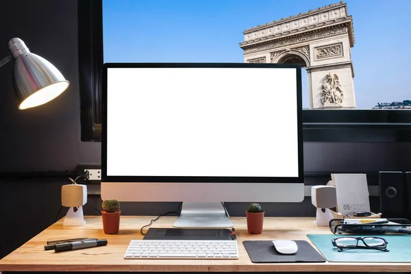 Espacio de trabajo del diseñador gráfico con un pen tablet, un ordenador y — Foto de Stock