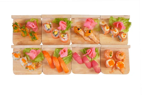 Japanische Küche - Sushi-Rolle auf Holzteller vor weißem Hintergrund — Stockfoto