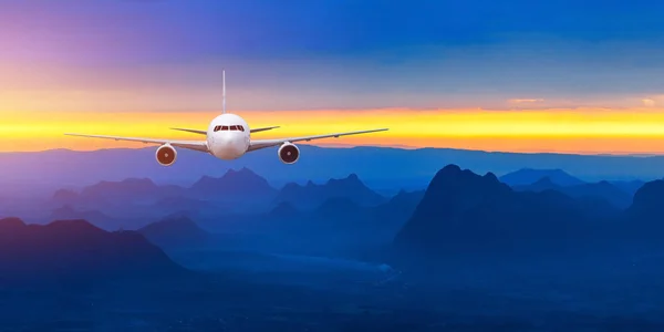 Front eines echten Flugzeugs, isoliert auf dem Hintergrund des Sonnenuntergangs — Stockfoto