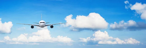 Fronte di velivolo aereo reale, isolato sul grande cielo blu vista indietro — Foto Stock