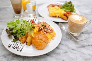 Kahvaltı - kızarmış yumurta, fasulye, domates, mantar, pastırma ve toa