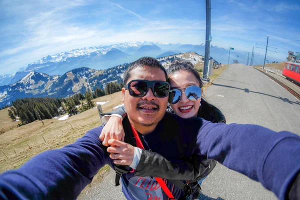Junges Paar Touristen Selfie mit Handy in der Nähe von Rigi — Stockfoto