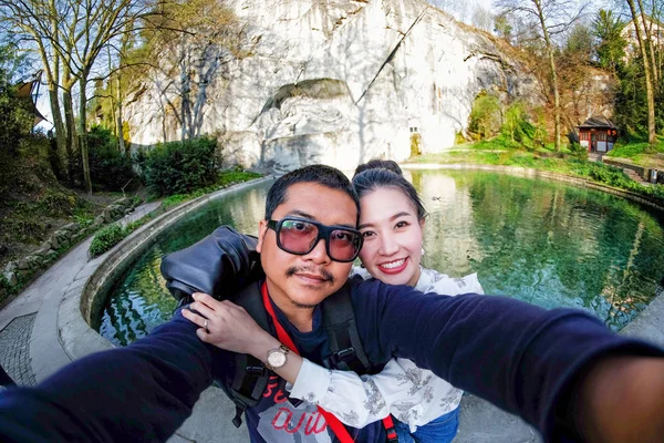 Junges Paar Touristen Selfie mit Handy in der Nähe von dyin — Stockfoto