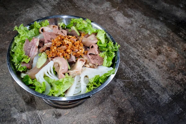 Sopa de carne estilo tailandés en una olla caliente con verduras en el backgrou de madera — Foto de Stock