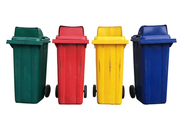 Четыре разноцветных мусорных контейнера с вырезкой пути изолированы на белом — стоковое фото