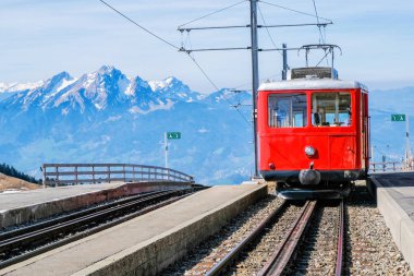 Rigi Dağı 'nda ünlü elektrikli kırmızı turist Swiss tren, İsviçre