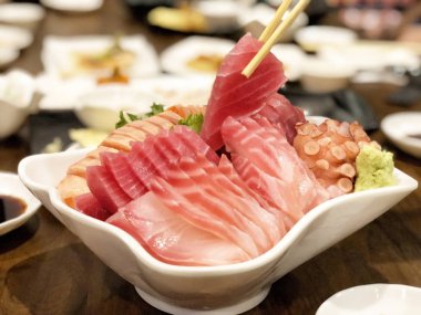 Yakın çekim sashimi somon seti, çiğ balık, Japon gıda.