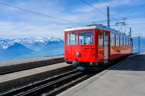 Διάσημο ηλεκτρικό κόκκινο τουριστικό ελβετικό τρένο για το βουνό Rigi, Σουίτζερ — Φωτογραφία Αρχείου