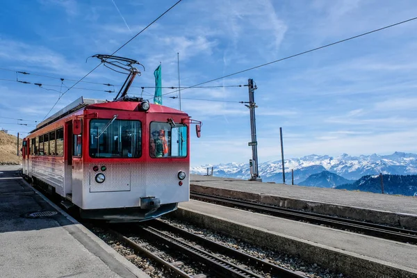 Słynny Electric Red turystyczny szwajcarski pociąg na Rigi Mountain, Switzer — Zdjęcie stockowe