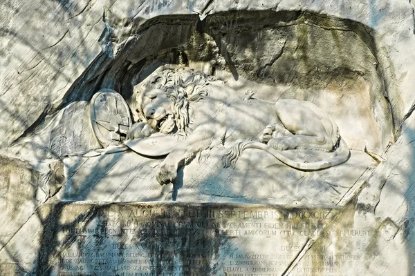 Stervend leeuwenmonument in Luzern, Zwitserland. — Stockfoto