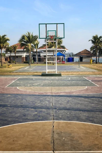 Boisko do koszykówki w pobliżu plaży — Zdjęcie stockowe