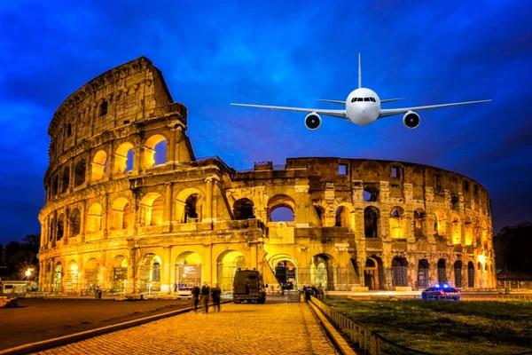Gerçek uçak ön, Roma Colosseum Nigth görünümünde, Ben — Stok fotoğraf