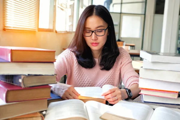 Young woman studying in library — Stock Photo, Image