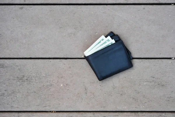 男は地面に財布をなくした — ストック写真