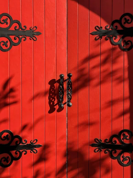 Vintage rustik exteriör röd dörr närbild och Detaljer — Stockfoto