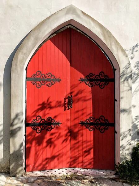 Zabytkowe rustykalne zewnętrzne czerwone drzwi — Zdjęcie stockowe