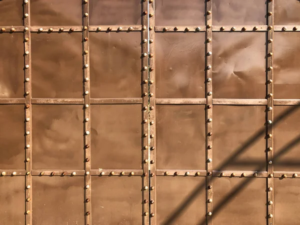 Древний фрагмент железной двери, крупным планом и деталями — стоковое фото