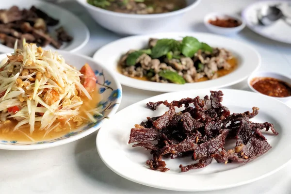 Esan 泰国食品 干肉、木瓜沙拉、辣碎猪肉 — 图库照片
