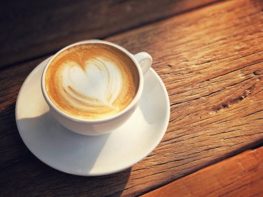 Sabah kahve fincanı latte sanat