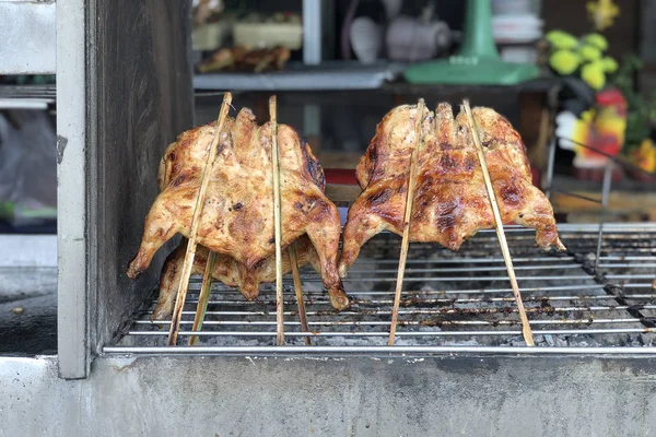 Pollo a la plancha. Comida tailandesa Comida local de calle noreste . —  Fotos de Stock