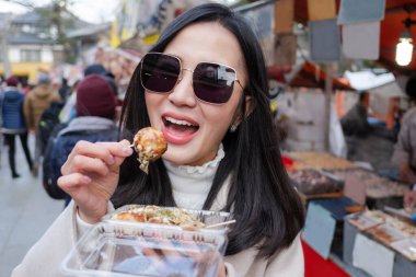 Japonya, Kyoto 'daki Fushimi Inari türbesine giden yolda Takoyaki Japon yemekleri.