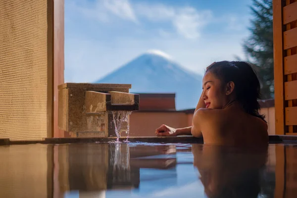 Beautiful Woman Enjoy Onsen Mineral Hot Bath Morning Seeing View — Stock Photo, Image