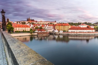Arka planda Nehri Vltava görkemli Prag Kalesi'nin arkasında