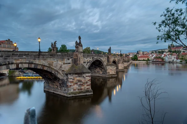 Sullo Sfondo Dietro Fiume Moldava Maestoso Castello Praga — Foto Stock