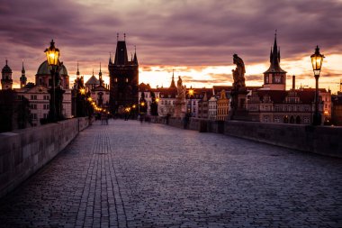 Güneşin doğuşunu Prag üzerinden uzun pozlama tarafından yakalanır