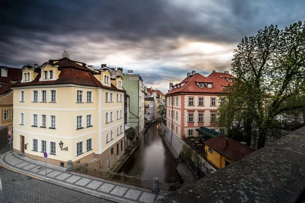 Renkli evler, Certovka (Davil'ın çayı), Kampa Adası, korkuluk aşk, Prag kilitleri ile süslüdür