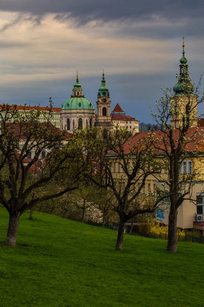 Widok Kwitnący Ogród Poniżej Petrin Mostu Karola — Zdjęcie stockowe