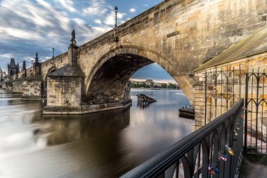 Bir görünümü ile arka plan Old Town ve Ulusal Tiyatro, gündoğumu, Charles Köprüsü'nün kemer
