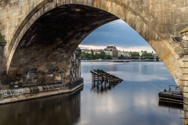Bir görünümü ile arka plan Old Town ve Ulusal Tiyatro, gündoğumu, Charles Köprüsü'nün kemer