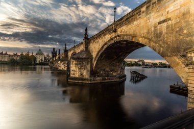 Bir görünümü ile arka plan Old Town ve Ulusal Tiyatro, gündoğumu, Charles Köprüsü'nün kemer