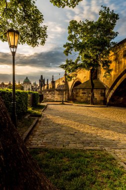 Romantik köşesinde Charles Köprüsü altında Kampa Old Town arka planda sabah güneşi