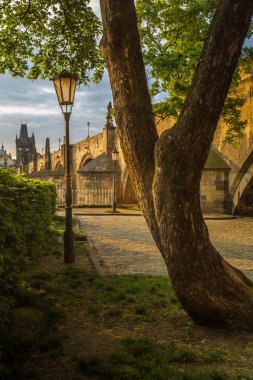 Romantik köşesinde Charles Köprüsü altında Kampa Old Town arka planda sabah güneşi