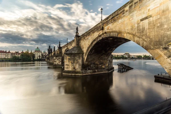 Bir görünümü ile arka plan Old Town ve Ulusal Tiyatro, gündoğumu, Charles Köprüsü'nün kemer