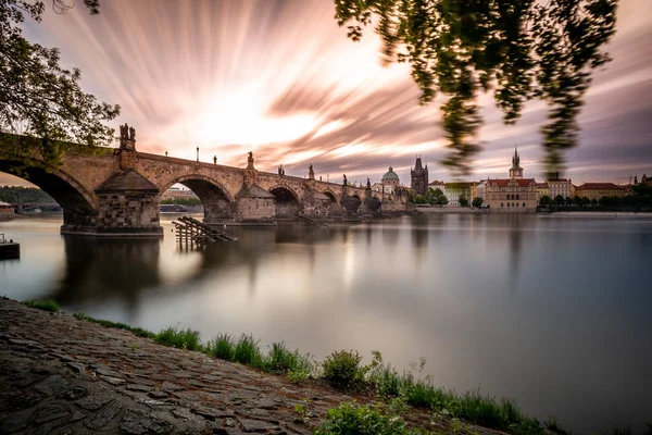 Charles Köprüsü'nden Kampa görünümü ile uzun pozlama, Prag
