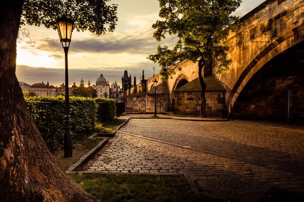 Romantik köşesinde Charles Köprüsü altında Kampa Old Town arka planda sabah güneşi