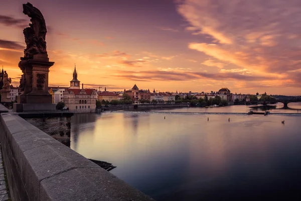 Řeka Vltava Oba Břehy Prahy Úsvitu Pozadí Národní Divadlo — Stock fotografie