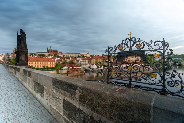 Místo Kde Byl Obsazen Svatého Jana Nepomuckého Karlova Mostu Vltavy — Stock fotografie