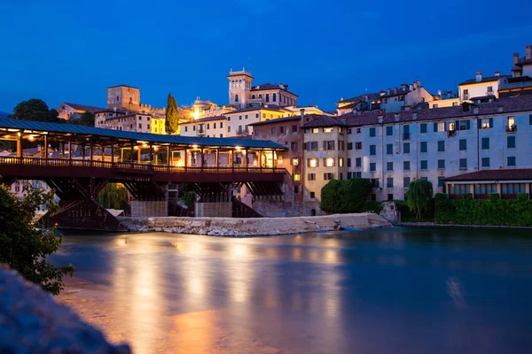 Bassano del Grappa alacakaranlıkta Alpler altında İtalyan kasabasında eski ahşap köprü (Ponte degli Alpini)