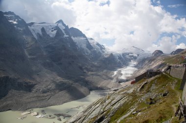 Buzul gölü aşağıda Grossglockner, Milli Parkı Hohe Tauern, Avusturya