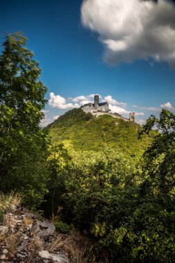 Çek toprakları - Velky Bezdez Hill 13. Premysl Otakar II tarafından inşa yüzyılda 2 yarım dikkate değer bir kraliyet kale kalıntıları ile hakimiyeti.