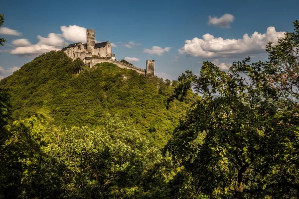 捷克土地的统治 Velky Bezdez 山与一个卓越的皇家城堡的废墟从第十三世纪的第二修造由 Premysl Otakar — 图库照片