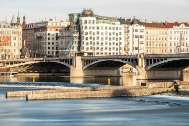 Bir görünümü Vltava Nehri Prag New Town ve dans evine
